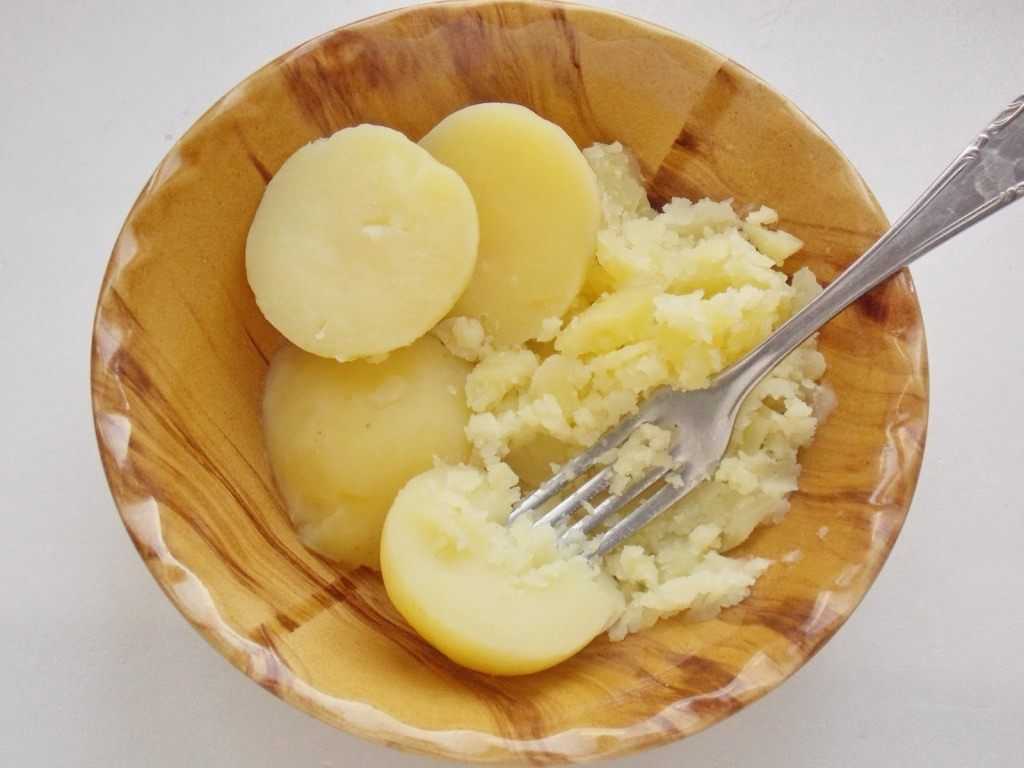Маска из картофеля для лица придает коже упругость, бархатистость, делает ее более нежной.