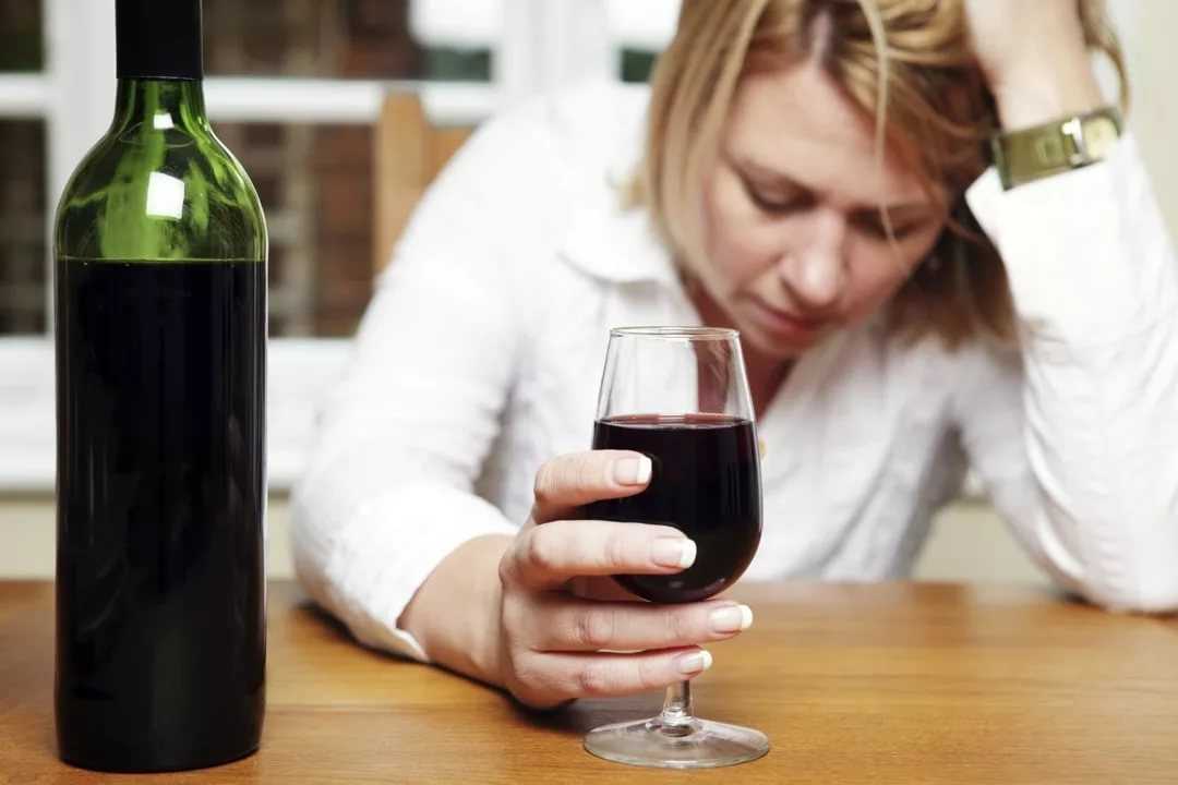 Алкоголь при депрессии и стрессе - действительно ли помогает ли спиртное?