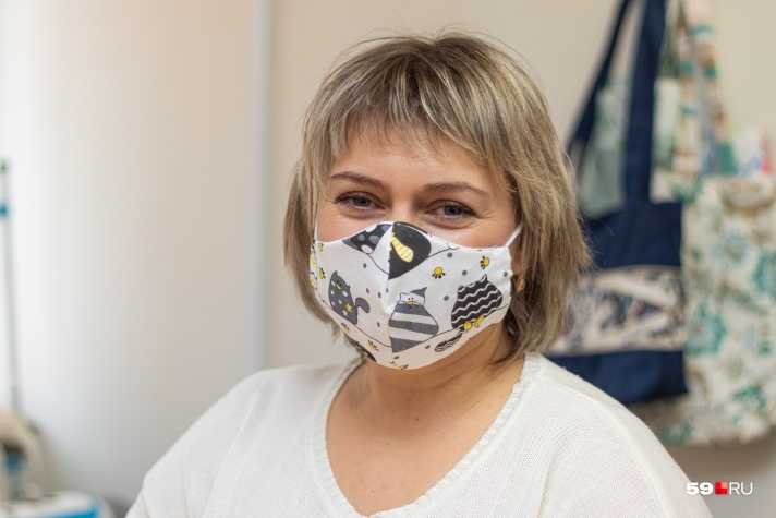 Какой стороной надевать медицинскую маску на лицо: синей или белой стороной, как правильно носить и выбрасывать