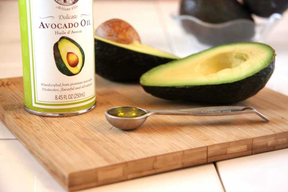 Как есть авокадо: кушать правильно в сыром виде и готовить в составе блюд, с чем сочетается, на что похож по вкусу, можно ли употреблять косточку?
