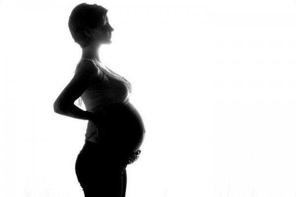 Женщина беременна 9 месяцев