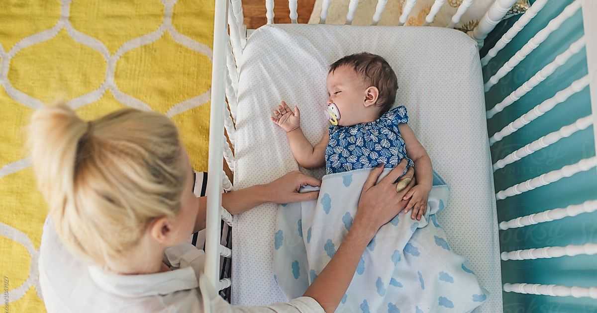 Как приучить ребенка спать в своей кроватке - развитие ребенка