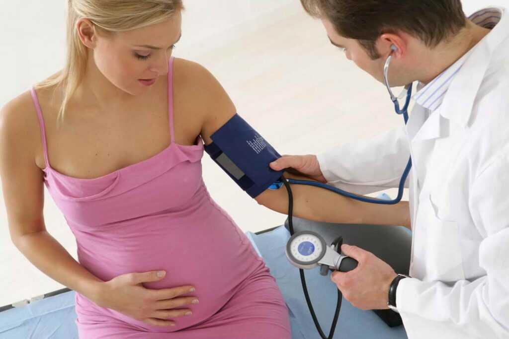 Употребление шиповника при беременности в гестационный период поддерживает слаженную работу организма будущей мамы. Способствует нормальному функционированию ЖКТ, регулирует артериальное давление.