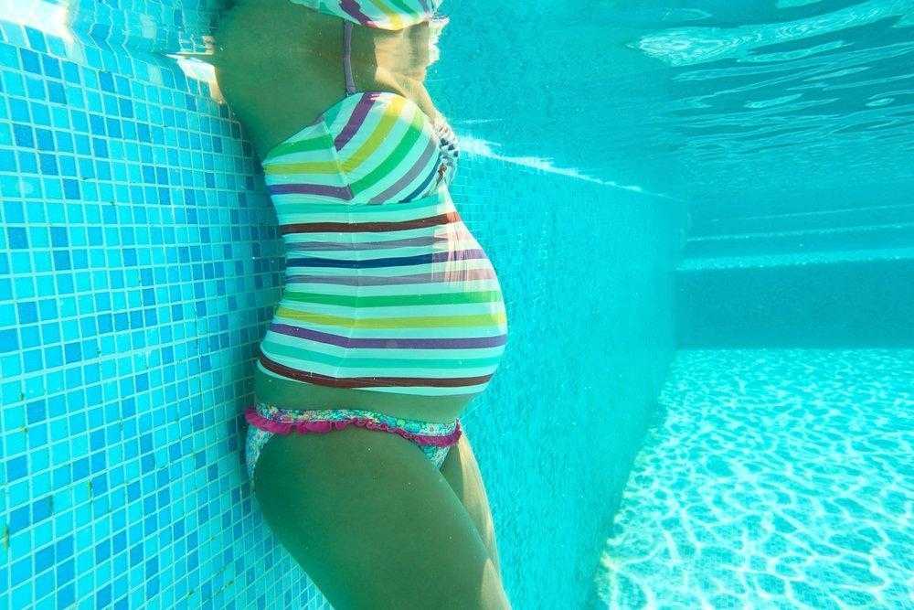 Можно ли беременным ходить в бассейн на ранних сроках: польза и вред плавания в первом триместре, противопоказания, ограничения, а также комплекс упражнений