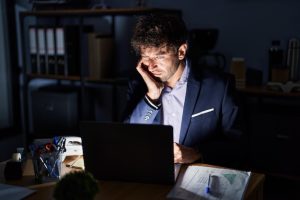 Анатомия карьерного краха: как офисный перфекционизм и хронический стресс формируют невидимую зависимость
