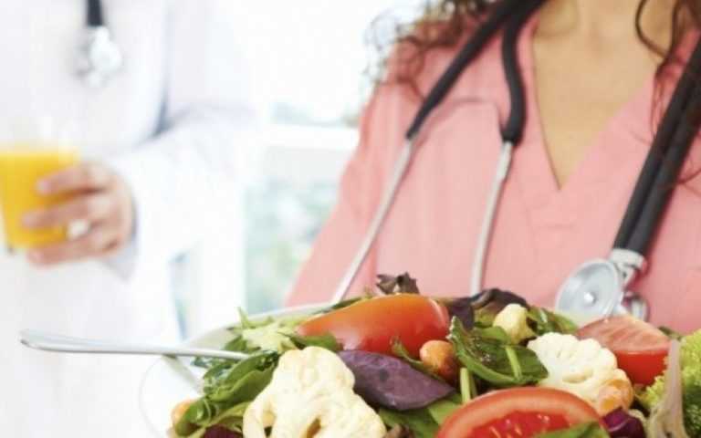 Разрешенными в любой диете называются те продукты и блюда, которые способны улучшить состояние пациента или хотя бы не вредят его здоровью. Рассмотрим, что в связи с этим можно кушать при скользящей грыже пищевода, в лечении которой диета играет решающую