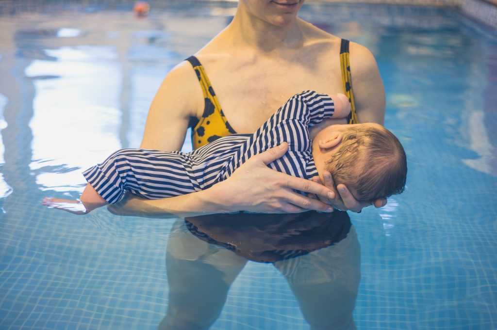 Бассейн для беременных: можно ли ходить во втором и 3 триместре на плавание, польза и противопоказания, также упражнения, которые разрешено делать на поздних сроках