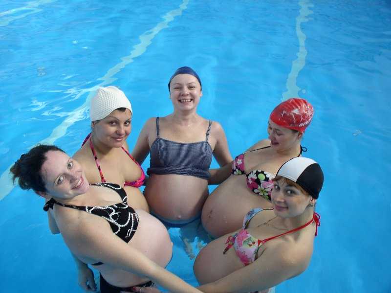 Для многих женщин из тех, кто готовится стать матерью, приобретает немалую актуальность вопрос о возможности включения в число специальных мероприятий предродовой подготовки физических упражнений в воде, занятий плаванием, а кроме того, насколько полезным