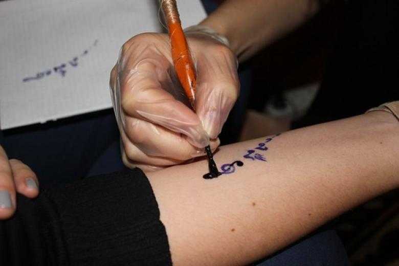 Тату набитое иглой. Временные Татуировки ручкой. Ручка для временного тату. Временная тату гелевой ручкой.