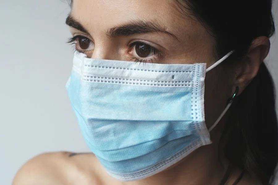 Как правильно носить медицинскую маску: какой стороной надевать к лицу – белой или голубой
