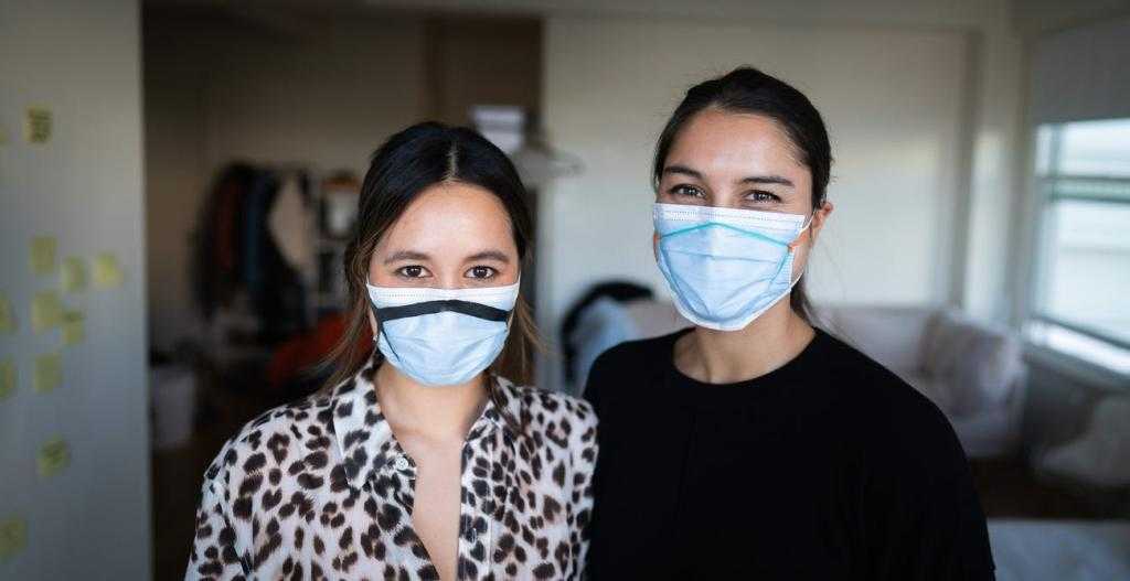 Какой стороной надевать медицинскую маску на лицо для защиты от коронавируса