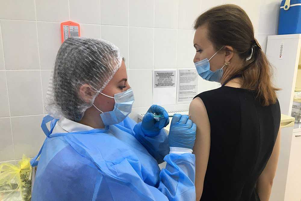 Закрой личико: начало вакцинации от covid-19 не позволит снять маски | статьи | известия