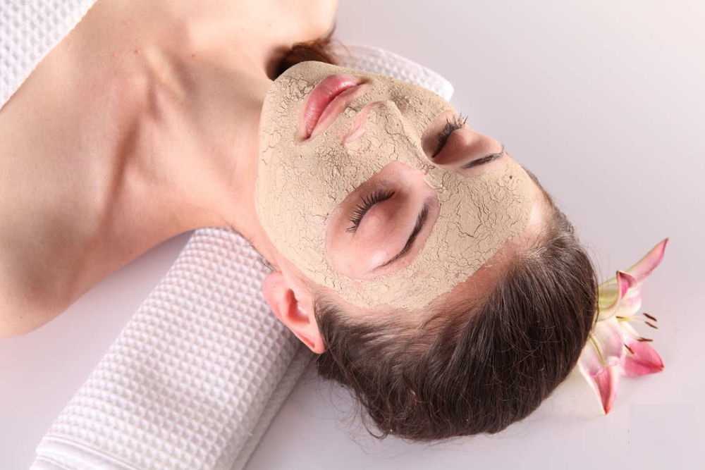Одной из таких чудодейственных процедур является дрожжевая маска для лица – весьма популярное и, главное, эффективное средство для восстановления и омоложения кожи.