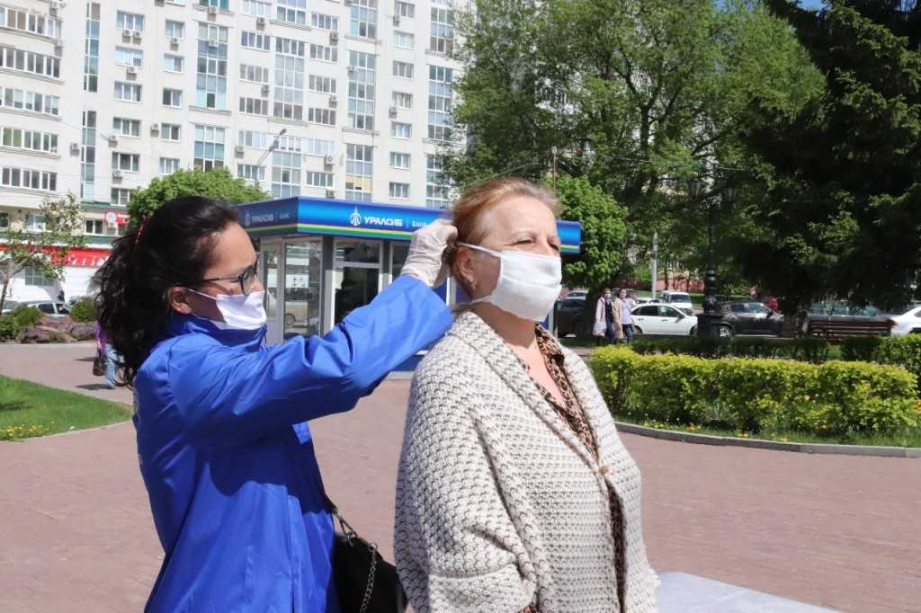 Многоразовые маски неэффективны, а одноразовых должно быть сразу две. саратовский пульмонолог объяснила, как правильно носить средства защиты — иа «версия-саратов»