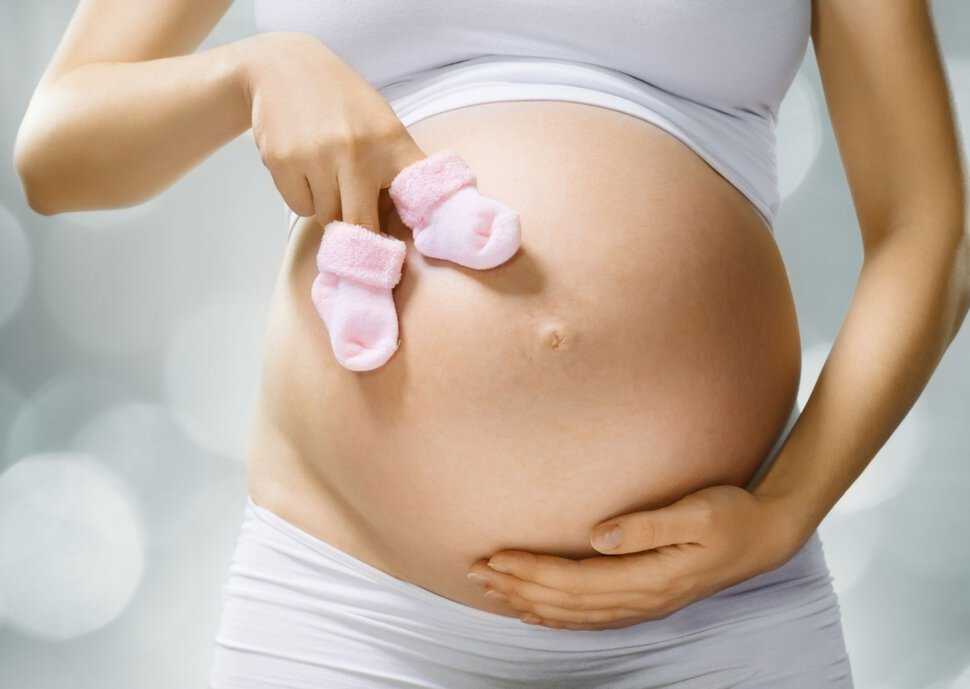 Анализ на гормоны при беременности относится к обязательным, обычно его проводят, как только беременная регистрируется в женской консультации.
