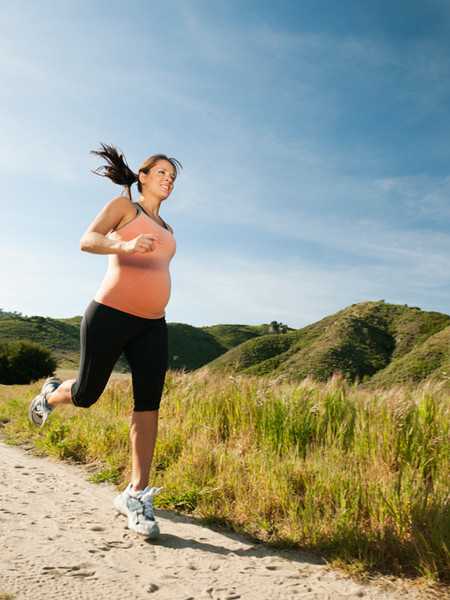Бег при беременности казалось бы, самое безобидное физическое упражнение, но даже бег вызывает множество споров, вопросов и опасений.