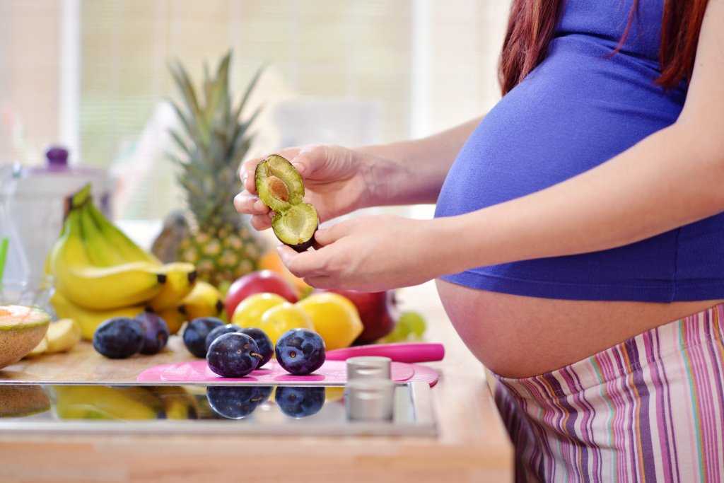 Стоит ли употреблять в пищу консервированный, сушенный или свежий ананас беременным женщинам: польза и вред, количество безопасных порций