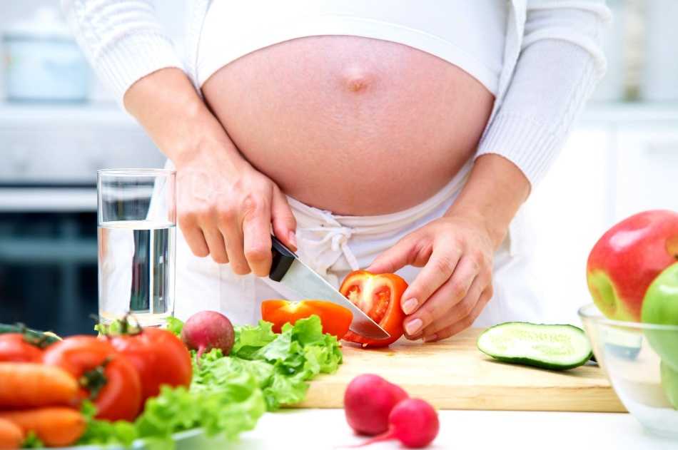 Питание при беременности по неделям помогает определить оптимальное соотношение продуктов с пользой для будущей мамы и ее малыша.