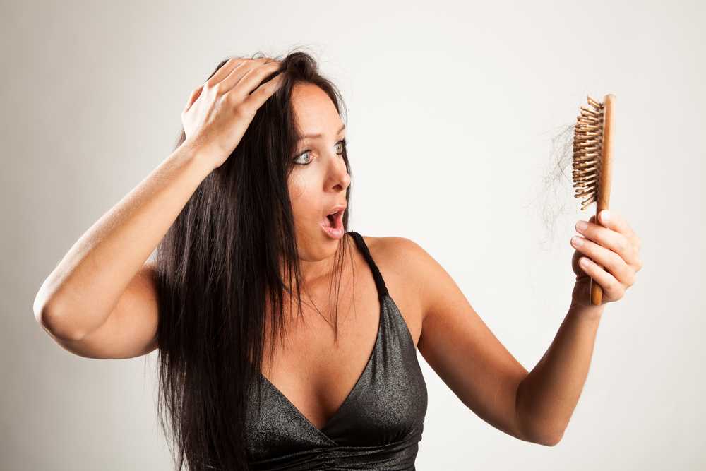 С чем связано усиленное выпадение волос на голове?