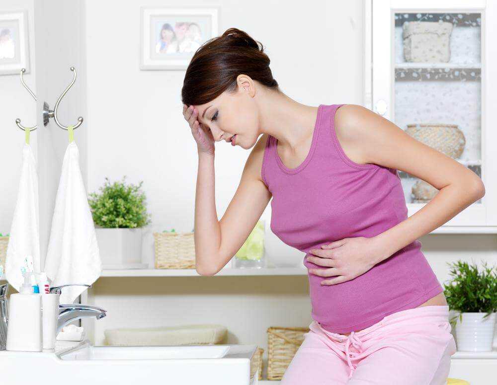Токсикоз на ранних сроках беременности начинает проявляться в течение первых трех месяца.