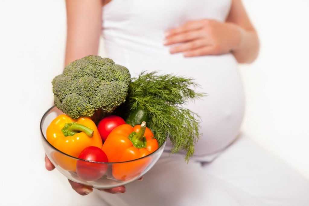 Съедая помидоры при беременности, будущие мамы часто задумываются о полезности или вреде этого овоща в их положении.