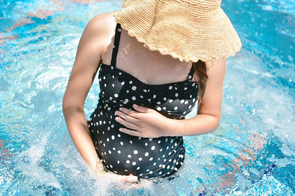Можно ли беременным ходить в бассейн на ранних сроках: польза и вред плавания в первом триместре, противопоказания, ограничения, а также комплекс упражнений