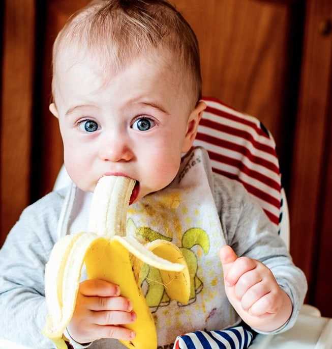 Бананы при грудном вскармливании: можно ли кормящей маме в первый месяц и далее
