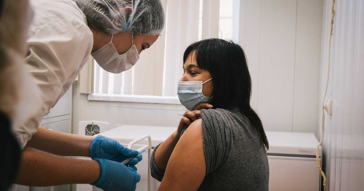 Information for patients and caregivers: почему нужно носить маску даже после вакцинации от covid-19? | memorial sloan kettering cancer center