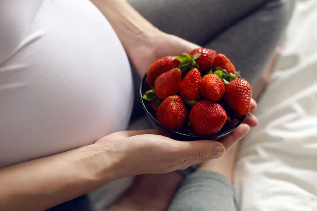 Клубника при беременности - польза и вред