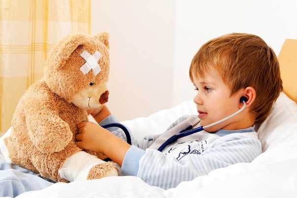 Чтобы вылечить насморк у ребенка, нужно правильно подобрать препарат, учитывая возраст и состояние здоровья ребенка.
