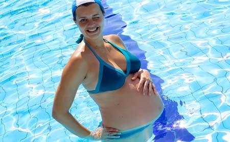 Бассейн во время беременности: можно ли?